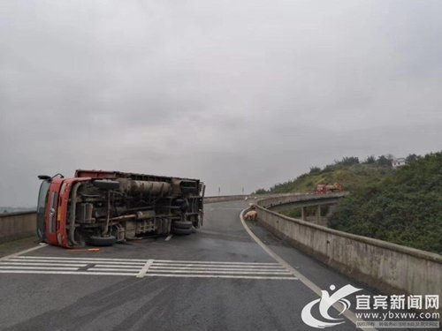 宜賓：貨車側(cè)翻“二師兄”高速亂竄 警方拖離(圖2)