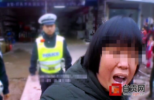 敢扇民警耳光 自貢一婦女涉嫌妨害公務(wù)罪被刑拘(圖1)