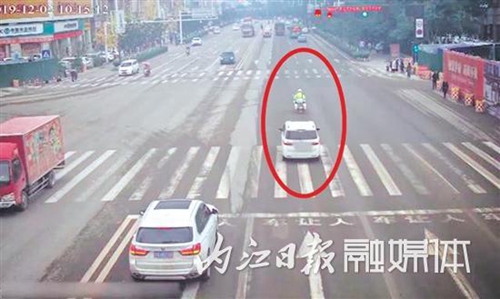 內(nèi)江老人喝農(nóng)藥輕生 警車開道僅8分鐘送醫(yī)(圖1)