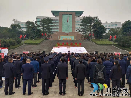 憲法日 龍馬潭區(qū)干群和“憲法”合影發(fā)朋友圈(圖1)