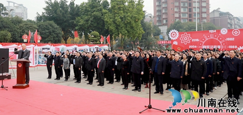 憲法日 龍馬潭區(qū)干群和“憲法”合影發(fā)朋友圈(圖2)