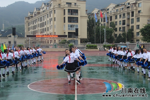 敘永縣敘永鎮(zhèn)中心校成功舉行2019年秋季學(xué)生運動會(圖1)