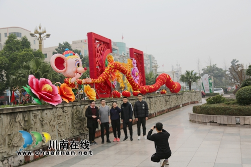 光影璀璨耀龍城！瀘縣城區(qū)張燈結(jié)彩喜迎新春(圖3)