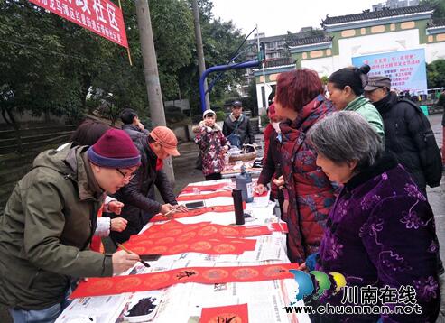 龍馬潭區(qū)紅星街道玉帶橋社區(qū)開展迎新年“廉潔春聯(lián)”贈(zèng)送活動(dòng)(圖1)