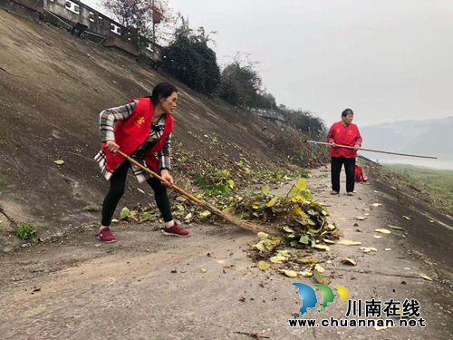 龍馬潭區(qū)紅星街道大驛壩社區(qū)開展沱江護堤專項清理行動(圖1)