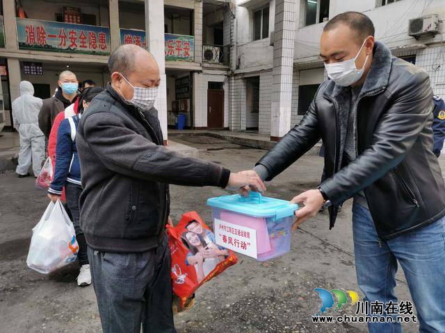 江陽：返崗專車發(fā)車 運送農(nóng)民工至廣東中山(圖4)