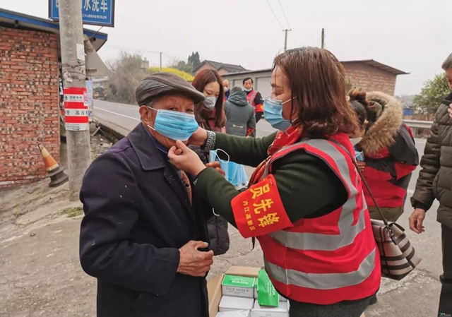 內(nèi)江這位社區(qū)主任自掏腰包購買7000個口罩送上“前線”(圖3)