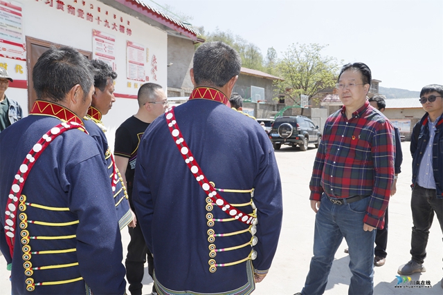 西南醫(yī)大中醫(yī)院聯(lián)合國藥集團川骨公司向涼山普格縣勝利村捐贈扶貧款10萬元(圖6)