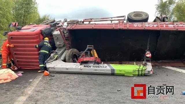 成自瀘高速自貢段：一吊臂貨車側(cè)翻 司機獲救后第一件事是找手機(圖2)