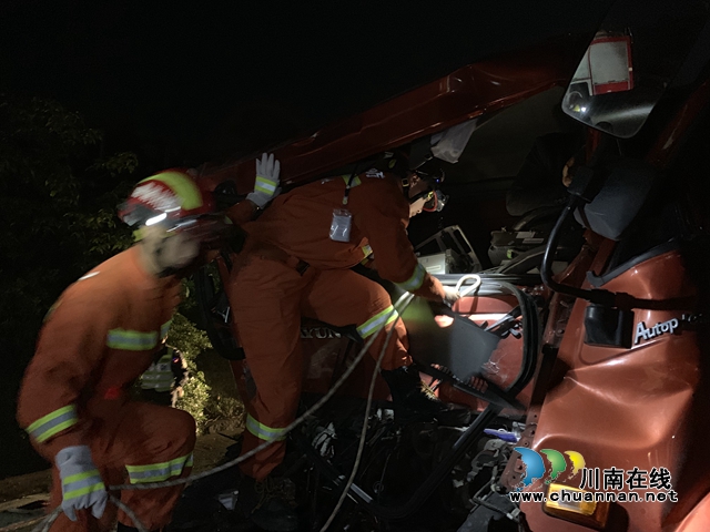 高速兩車追尾 瀘州消防爭分奪秒救出被困司機(jī)(圖4)