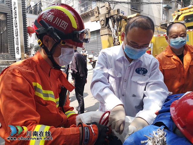 ???視頻||垃圾車失控撞樹副駕駛員被困 瀘州消防緊急救援(圖4)