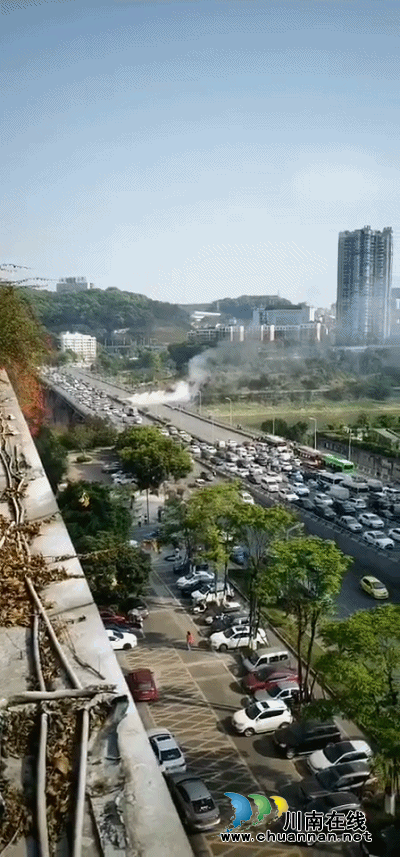 瀘州沱二橋上一輛車燃燒　消防員2分鐘內控制住火情(圖2)