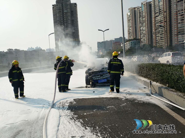 瀘州沱二橋上一輛車燃燒　消防員2分鐘內控制住火情(圖5)