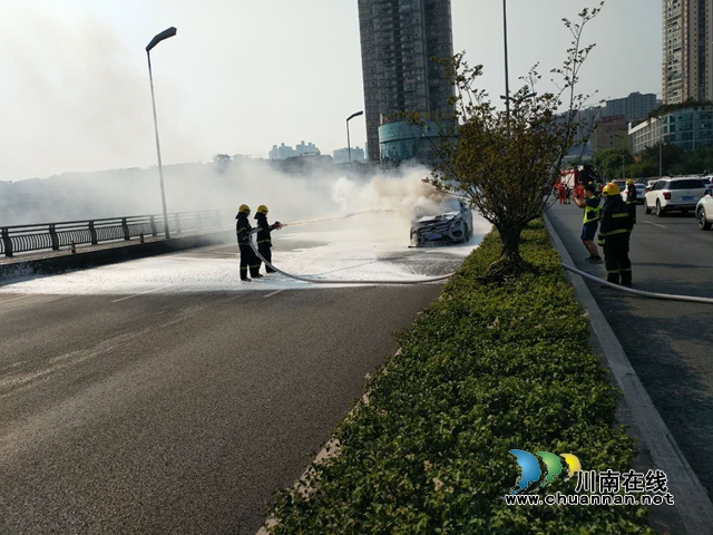 瀘州沱二橋上一輛車燃燒　消防員2分鐘內控制住火情(圖4)