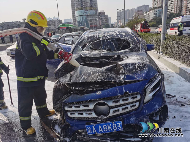 瀘州沱二橋上一輛車燃燒　消防員2分鐘內控制住火情(圖6)