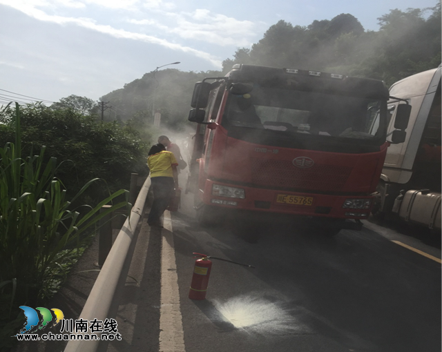 瀘州：大貨車突然著火！加油站女工飛奔撲滅！(圖1)