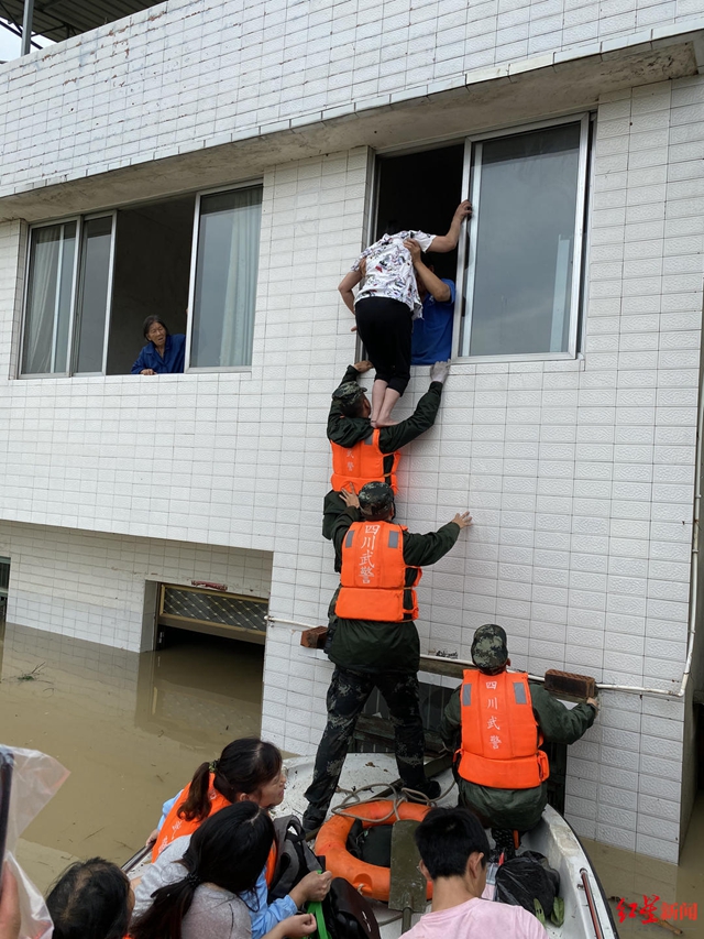 他們，洪水中把“人民”舉在“頭頂”(圖2)