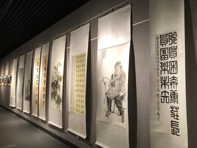 “磅礴烏蒙?奔康圓夢(mèng)”云貴川三省五市州書畫攝影聯(lián)展在瀘州舉行(圖2)