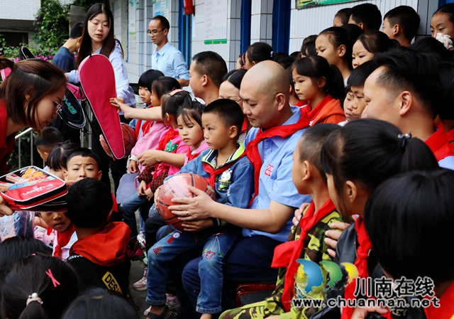 龍馬潭：幫扶助學(xué)送溫暖，真情關(guān)懷送愛心(圖6)