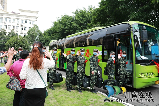 從戎報國英雄志，熱血建功正當時！龍馬潭區(qū)百余名新兵奔赴軍營(圖2)