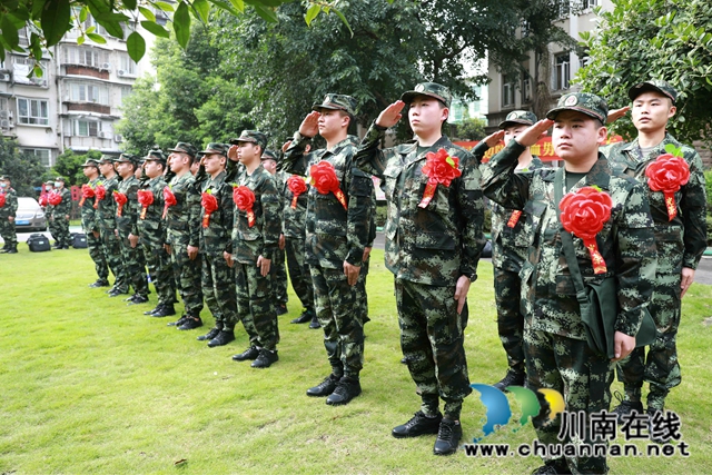 從戎報國英雄志，熱血建功正當時！龍馬潭區(qū)百余名新兵奔赴軍營(圖3)