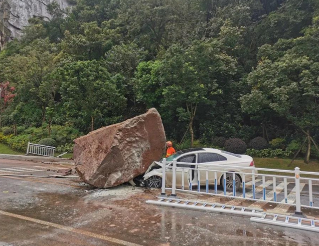 驚險(xiǎn)！宜賓白塔山下滾落一巨石，砸中一輛汽車！(圖1)