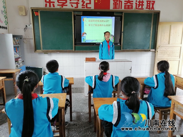 瀘縣得勝小學(xué)仁和完小開展“學(xué)憲法，講憲法”的主題教育活動(dòng)(圖1)