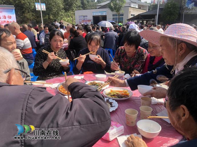 龍馬潭區(qū)特興街道舉辦“九九重陽節(jié)慶典” 800余名老人參加(圖1)