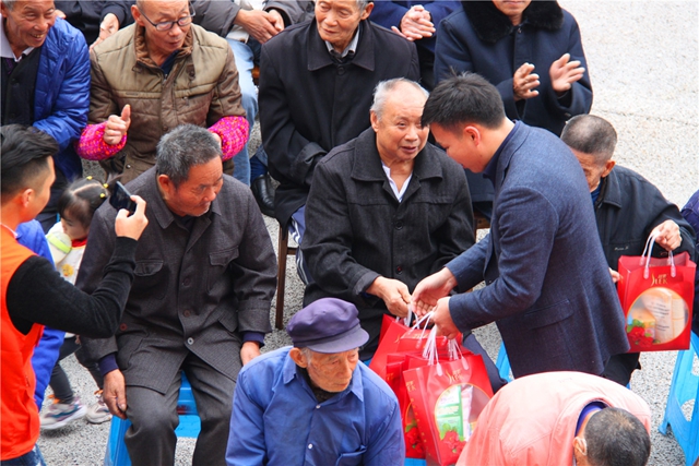 江陽區(qū)新聯(lián)會在江北鎮(zhèn)敬老院舉辦“伴晚義倉”公益活動(圖16)