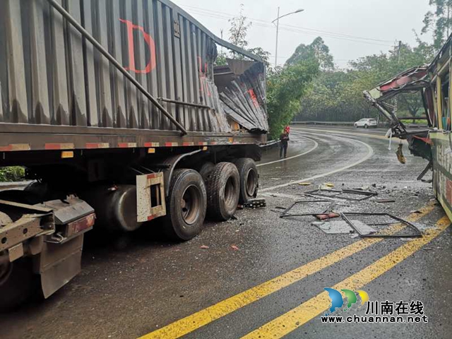 瀘州一輛公交車與貨車相撞 導(dǎo)致多人受傷(圖2)