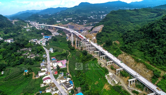 敘威高速最后一個(gè)隧道貫通！已實(shí)現(xiàn)路基全部雙幅連通(圖4)