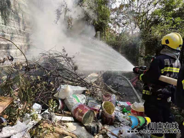 瀘州：垃圾堆發(fā)生火災(zāi)，消防員“雙槍”滅火(圖1)