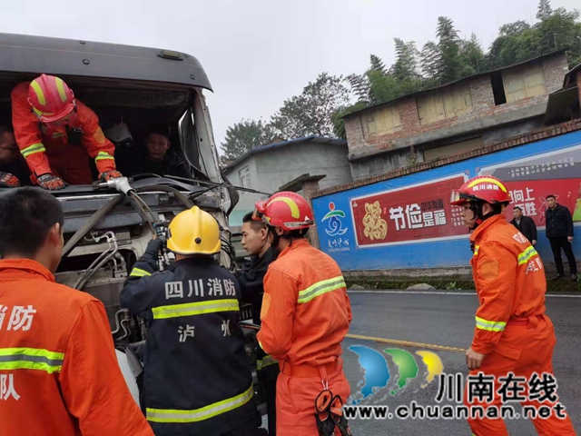 瀘州：水泥罐車追尾拖掛車，消防13分鐘救出被困司機(jī)(圖2)