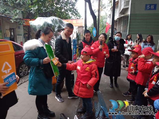 龍馬潭區(qū)紅星街道龍南社區(qū)開展“藍色行動”生活垃圾分類宣傳活動(圖1)