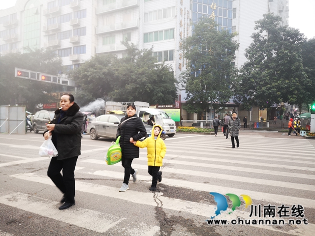 合江少岷路：早高峰秩序井然，綠色出行成美麗風(fēng)景(圖1)