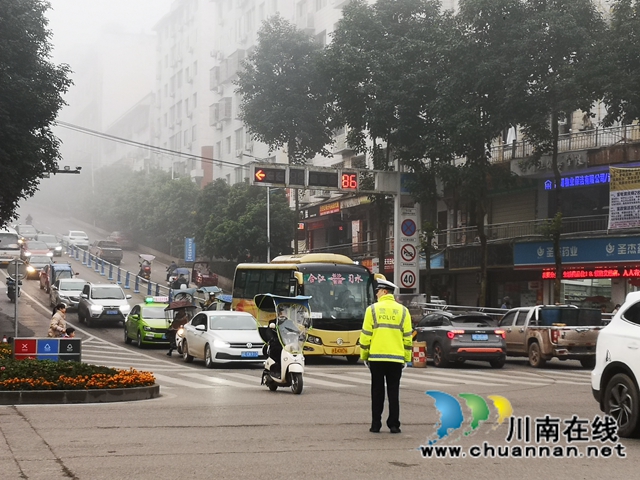 合江少岷路：早高峰秩序井然，綠色出行成美麗風(fēng)景(圖3)