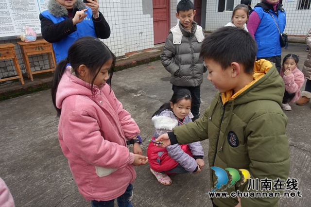 用我零花錢，給你送溫暖！瀘州市少年警校開展暖冬行(圖6)