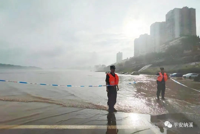 納溪：江水上漲淹沒停車場，民警及時救助涉水車輛(圖2)