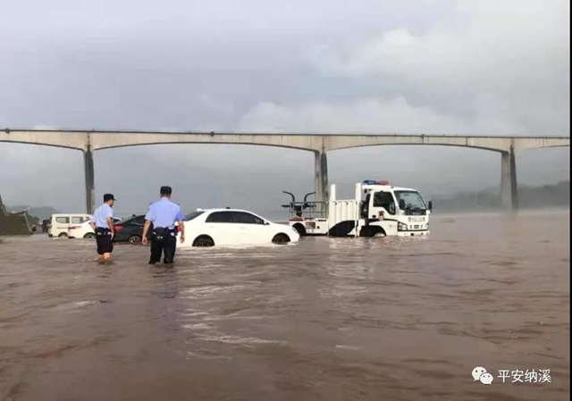 納溪：江水上漲淹沒停車場，民警及時救助涉水車輛(圖1)