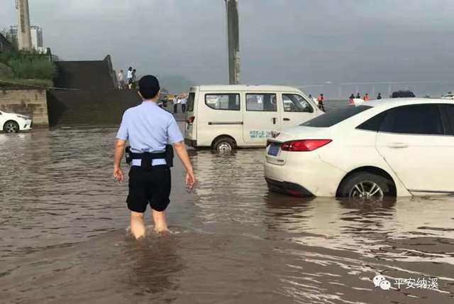 納溪：江水上漲淹沒停車場，民警及時救助涉水車輛(圖3)