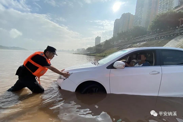 納溪：江水上漲淹沒停車場，民警及時救助涉水車輛(圖4)