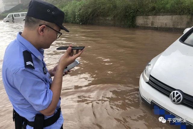 納溪：江水上漲淹沒停車場，民警及時救助涉水車輛(圖6)