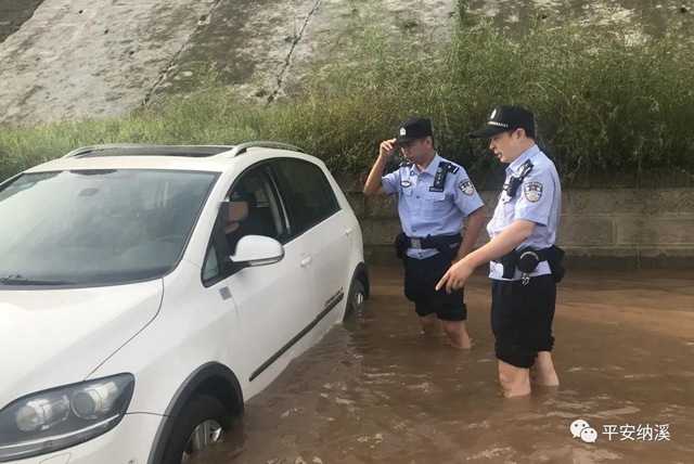 納溪：江水上漲淹沒停車場，民警及時救助涉水車輛(圖5)