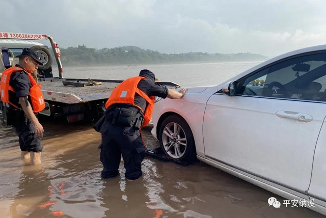 納溪：江水上漲淹沒停車場，民警及時救助涉水車輛(圖7)