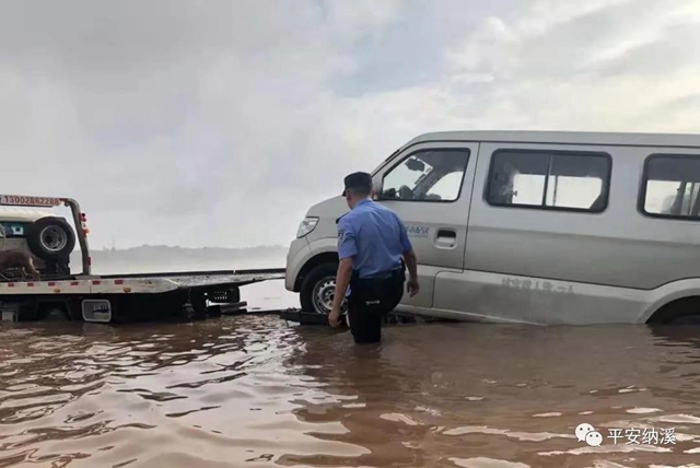 納溪：江水上漲淹沒停車場，民警及時救助涉水車輛(圖8)