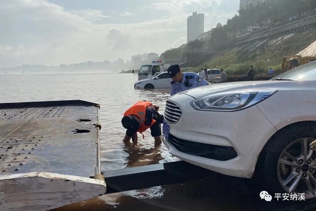 納溪：江水上漲淹沒停車場，民警及時救助涉水車輛(圖9)