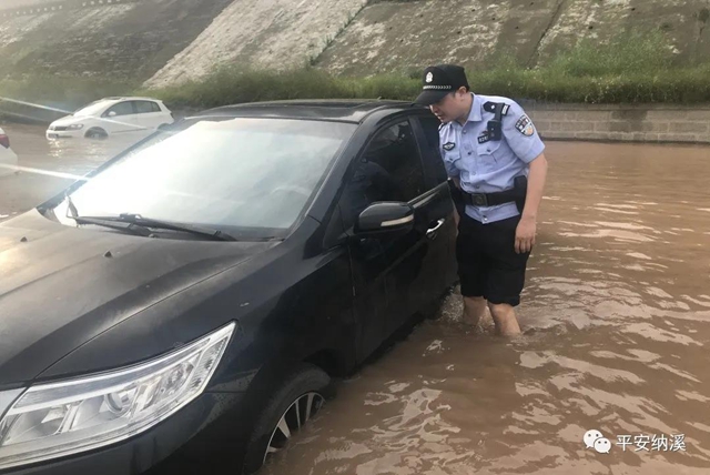 納溪：江水上漲淹沒停車場，民警及時救助涉水車輛(圖10)