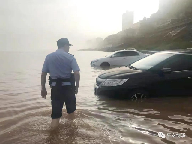 納溪：江水上漲淹沒停車場，民警及時救助涉水車輛(圖12)